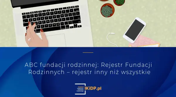 Ręka pisze na klawiaturze, tworząc rejestr fundacji rodzinnych. Poznaj rejestr inny niż wszystkie.