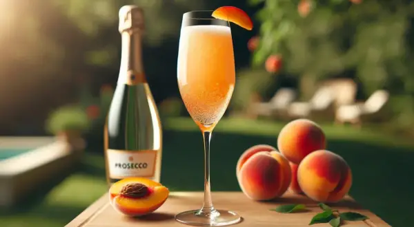 Orzeźwiający drink Bellini z prosecco i brzoskwiniami, idealny na letnie popołudnie w ogrodzie.