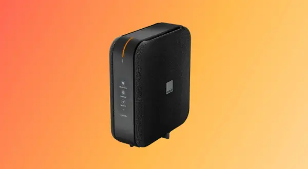La nouvelle Livebox d'Orange, un routeur noir avec des icônes pour le mode éco, Internet et Wi-Fi 7, sur fond dégradé orange.