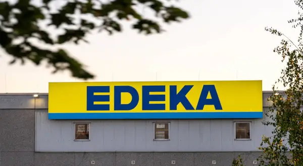 Das EDEKA-Logo leuchtet gelb. Heute ist ein Streik bei Edeka angekündigt, was die Lieferungen beeinflussen könnte.