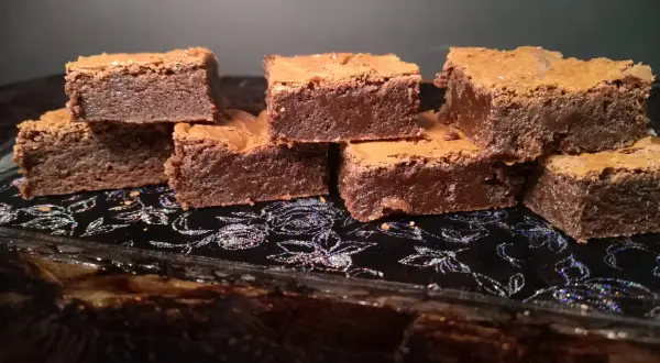 En hög med fudgy brownies, perfekta för ett brownie recept.