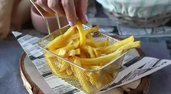Chrupiące frytki z frytkownicy, idealne do wypróbowania w ramach airfryer przepisy po polsku. Smacznego!