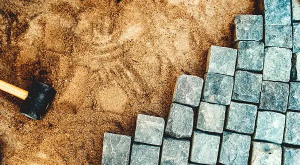 Ile cementu potrzebujesz na podsypkę pod kostkę brukową? Obliczenia krok po kroku