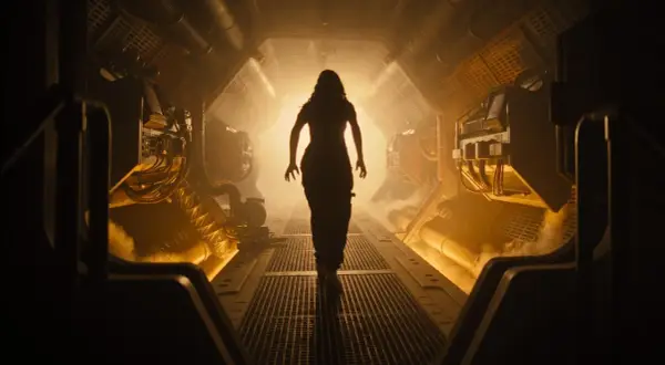 Silhouettierte Frau geht durch einen düsteren, rauchigen Korridor. Ein Blick auf den Alien Romulus Stream.
