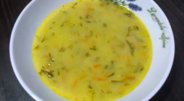 Kaloryczność zupy ogórkowej: Ile ma kcal i jak ją odchudzić?