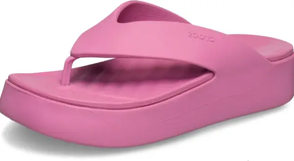Un paio di crocs rosa con zeppa, perfette per un look estivo audace e comodo.