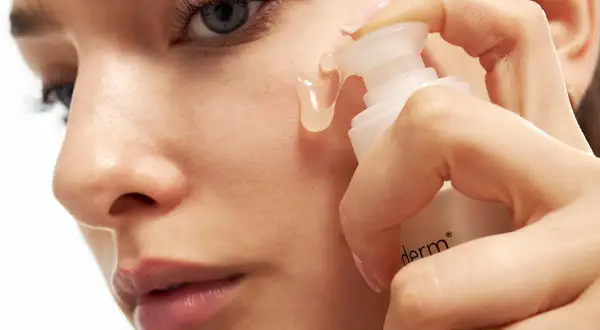 Co najpierw serum czy krem? Klucz do skutecznej pielęgnacji skóry