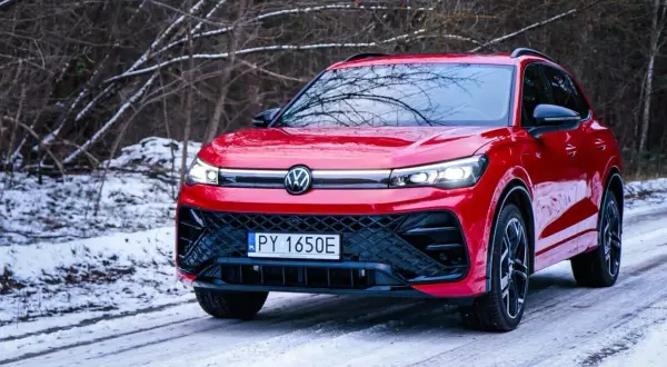 Czerwony Tiguan 2020 na ośnieżonej drodze leśnej.