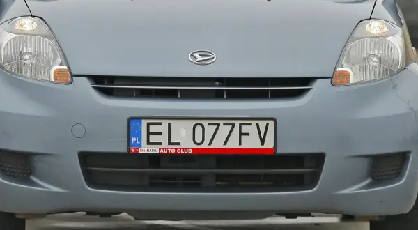 Szara tablice el. EL 077FV z logo Daihatsu Auto Club.