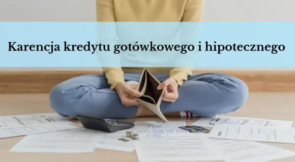 Osoba z pustym portfelem i rachunkami zastanawia się, karencja kredytu co to jest. Kalkulator i monety obok.