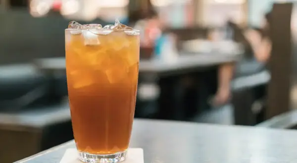 Szklanka orzeźwiającej herbaty z lodem, idealna na upalny dzień. Zastanawiasz się nad bubble tea kcal?
