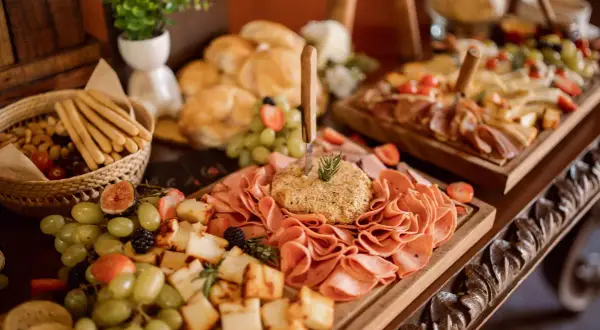 Co na stół na urodziny? Sprawdzone pomysły na menu i planowanie.