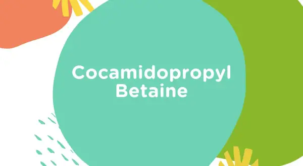 Kolorowe kształty i tekst "Cocamidopropyl Betaine". Ten składnik jest łagodny i często używany w kosmetykach.