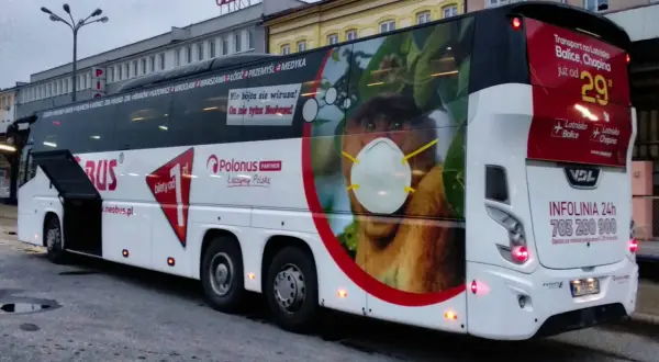 Autobus Neobus z wizerunkiem nosacza z maseczką i informacją o biletach od 1 zł.