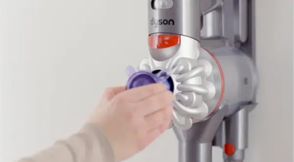 Jak otworzyć pojemnik w odkurzaczu Dyson V8 i uniknąć problemów