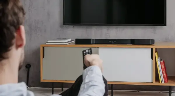Soundbar nad czy pod telewizorem - najlepsze miejsce dla dźwięku