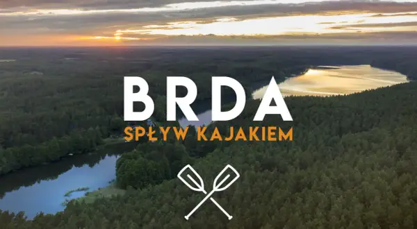 Zachód słońca nad lasem i jeziorem, idealne miejsce na spływ Brdą kajakiem. Opis trasy czeka!