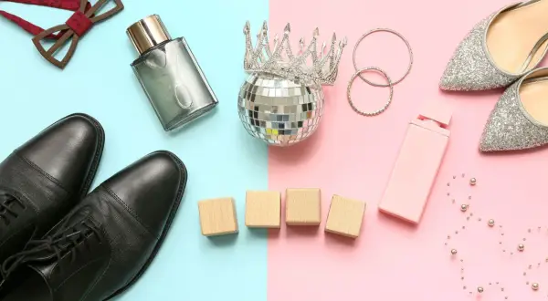Eleganckie czarne buty i błyszczące srebrne szpilki – jakie buty na studniówkę wybrać? Do tego korona, perfumy i muszka.
