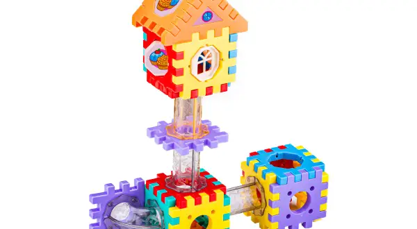 Kolorowe klocki tworzą wieżę i tunele, idealne do wspólnej zabawy dla rodzeństwa.