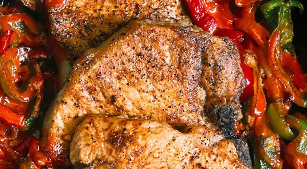 Saftiga kotletter i ugn med paprika och lök. En härlig middag som doftar underbart.
