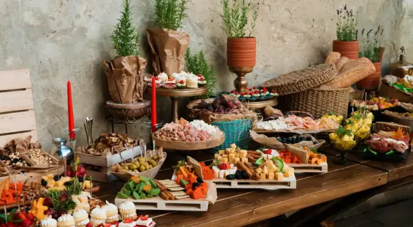 Ile kosztuje catering na 18. urodziny? Planuj budżet mądrze!
