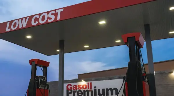 Gasolinera "Low Cost" con surtidores de gasolina catalizada.