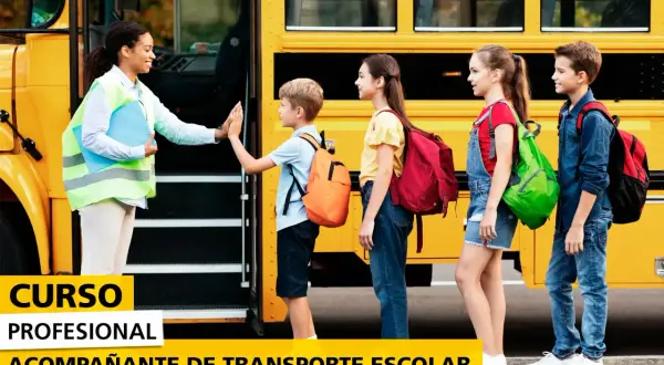 Curso profesional de acompañante de transporte escolar. Niños suben al autobús, supervisados por una monitora que cumple la normativa.