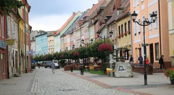 Kolorowa ulica w Kowarach, pełna urokliwych kamienic i zieleni. To idealne miejsce na spacer i odkrywanie lokalnych atrakcji.