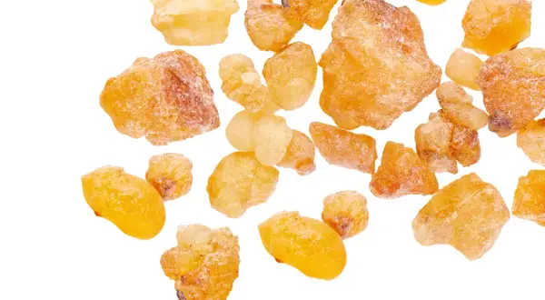Körniger Weihrauch in verschiedenen Gelb- und Orangetönen. Die **Weihrauch Wirkung** wird oft für Entspannung und Meditation genutzt.