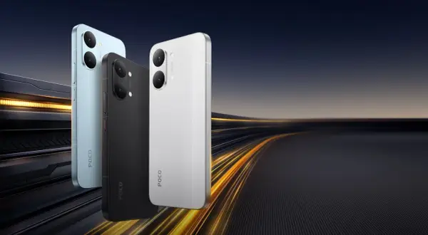 Trzy telefony POCO X8 Pro Max w kolorach niebieskim, czarnym i białym na tle dynamicznego, rozmytego krajobrazu.