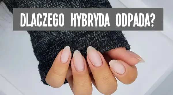 Dłonie z paznokciami, na których widać tekst "DLACZEGO HYBRYDA ODPADA?". Dowiedz się, jak nakładać żel na paznokcie krok po kroku, by uniknąć problemów.