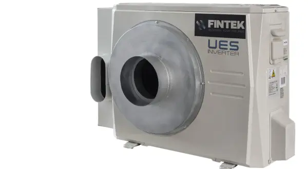 Unità esterna di condizionatore Fintek UES Inverter con un grande condotto circolare, pronto per essere installato nel buco muro.