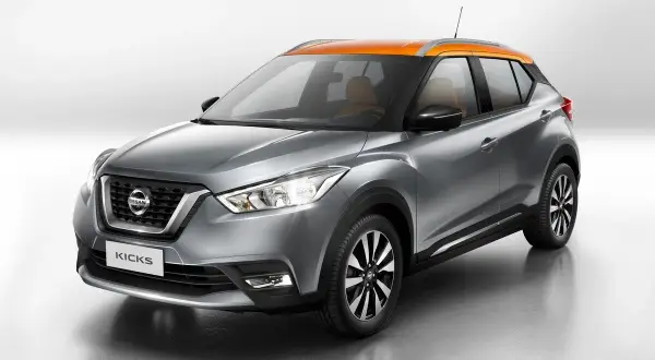 Srebrny Nissan Kicks z pomarańczowym dachem i brązowym wnętrzem prezentuje się stylowo.