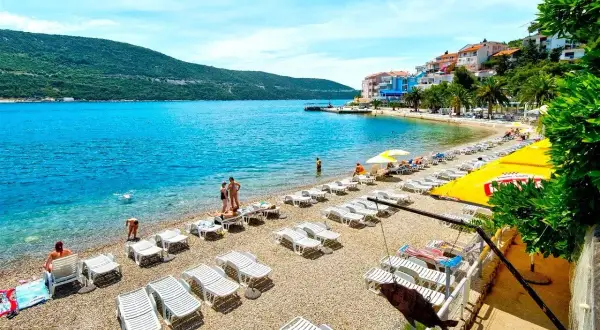 Słoneczna plaża w Chorwacji, idealna na rodzinne wakacje. Zastanawiasz się, ile kosztują wakacje w Chorwacji dla 4 osób? Tu odpoczniesz!