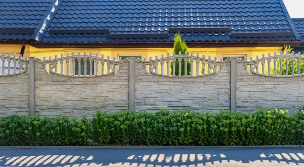 Ile kosztuje ogrodzenie betonowe? Zaskakujące ceny i czynniki wpływające na koszt