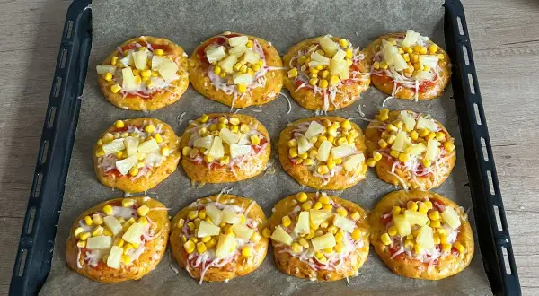 Gotowe do pieczenia pizzerinki z ananasem i kukurydzą. Prosty przepis na domowe pizzerinki.