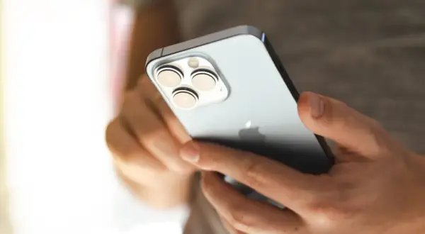 Jak włączyć iPhone'a? Rozwiąż problem, gdy nie chce się uruchomić