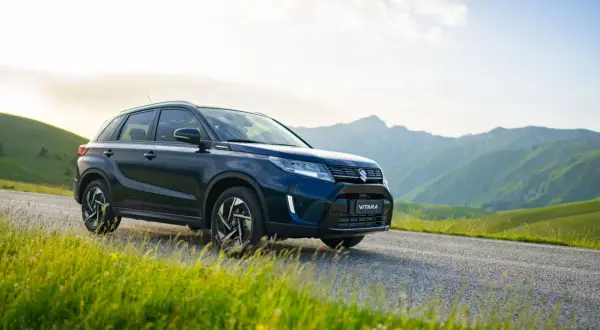 Ciemnoniebieski Suzuki Vitara na tle górskich krajobrazów. Idealne suzuki vitara wymiary do podróży po krętych drogach.