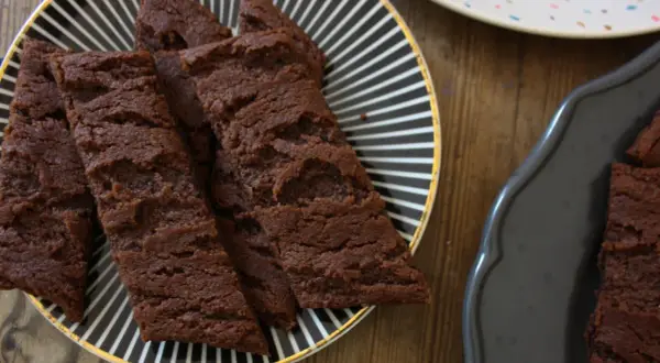 Fredriks fika: chokladsnittar på en svartvitrandig tallrik. Mums!
