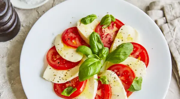 Tomate Mozzarella Salat: Das beste Rezept & raffinierte Ideen