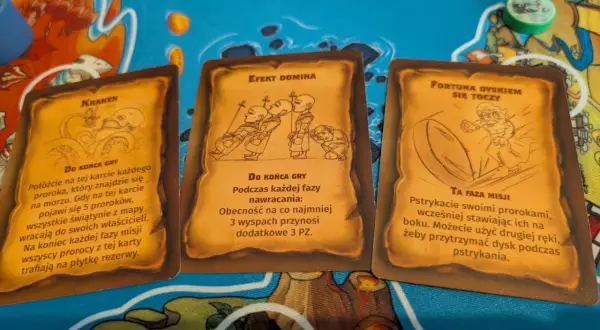 Karty z gry "Palec Boży": Kraken, Efekt Domina i Fortuna dyskiem się toczy.