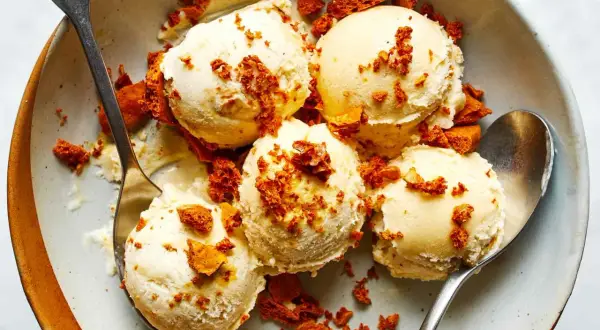 Schaufeln cremigen Eises, bestreut mit knusprigen Honigwaben-Stückchen. Ein köstliches Hokey Pokey Eis Rezept zum Genießen!