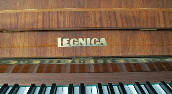 Ile waży pianino Legnica? Zaskakujące różnice w modelach!