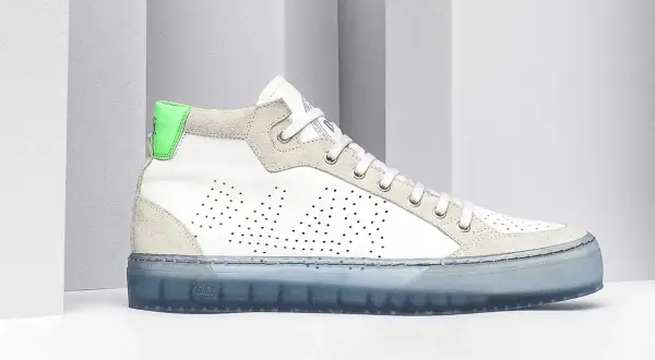Sneaker P448 uomo bianca e grigia con dettagli fluo e suola trasparente.