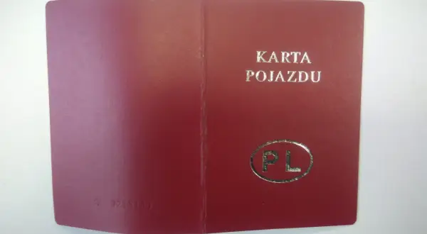 Czerwona okładka dokumentu z napisem "KARTA POJAZDU" i symbolem "PL".