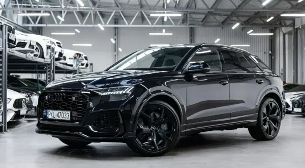 Czarny Audi RS Q8 lśni w salonie. Sprawdź aktualną audi rsq8 cena i poczuj moc.