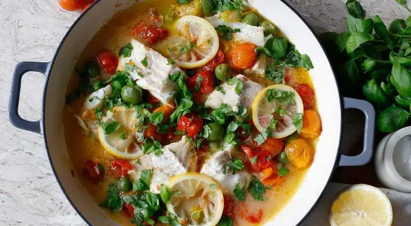 Fisk i en panna med tomater, oliver, citron och basilika. Ett enkelt och gott one pot recept.