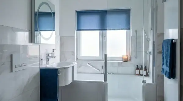 Modernes Bad mit Dusche und Wanne. Ein Beispiel, wann muss Vermieter Bad renovieren: bei starkem Verschleiß oder Mängeln.