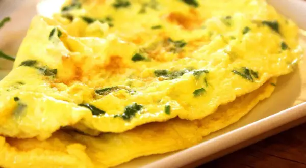 Złocisty omlet z ziołami, idealny na śniadanie. Doskonały wybór wśród produktów niskowęglowodanowych.