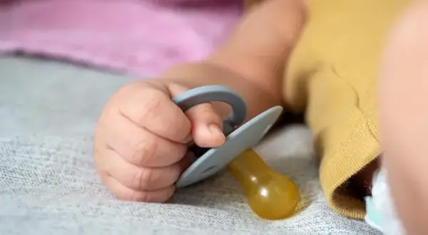 Smoczek fizjologiczny czy anatomiczny – który wybór jest lepszy dla dziecka?
